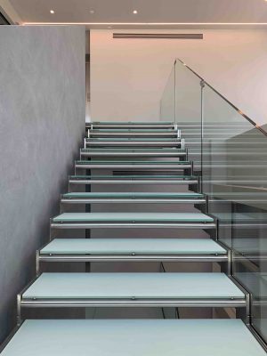 Scala interna in metallo con parapetto e gradini in vetro
