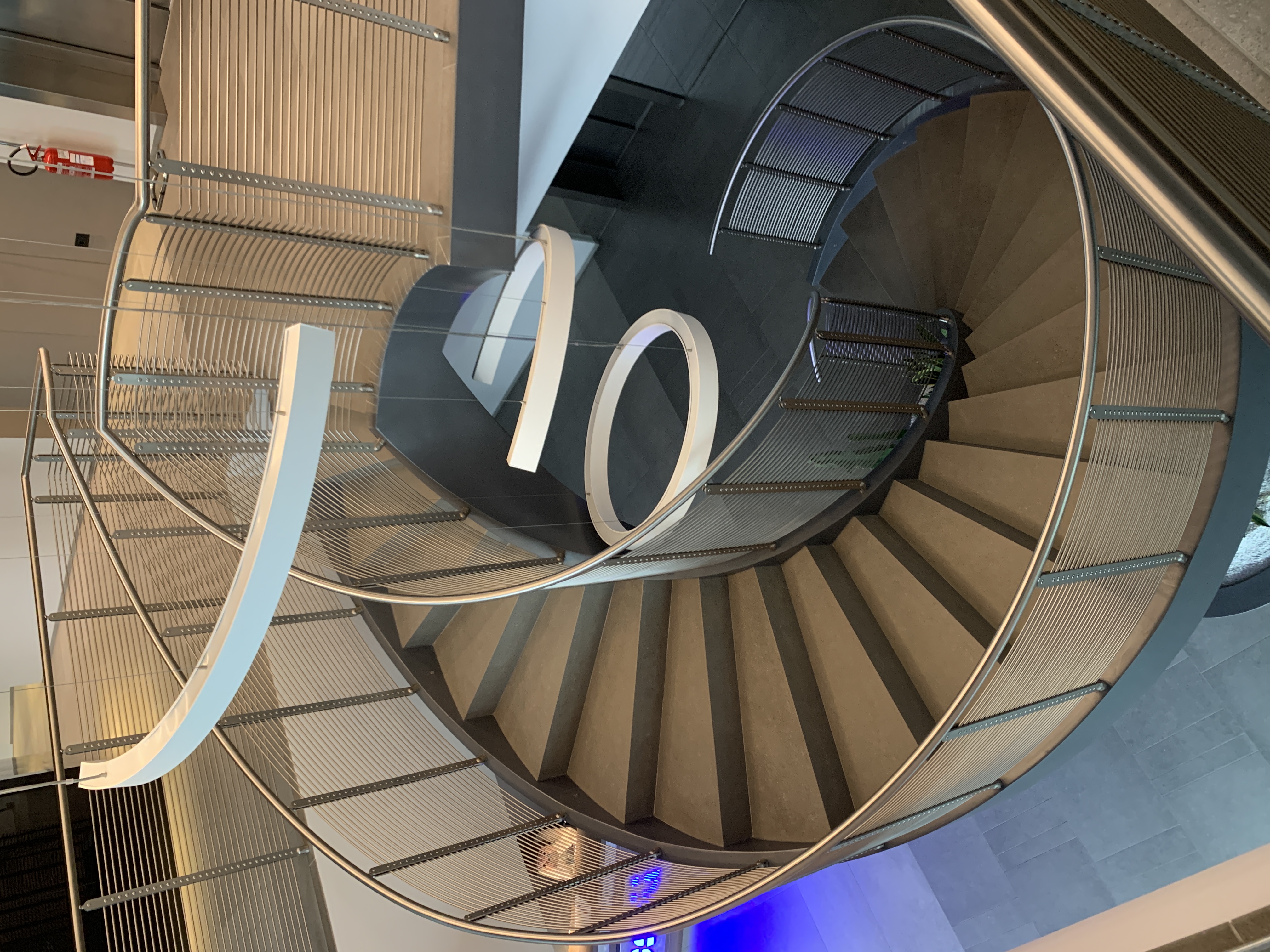 Scala interna Elicoidale in ceramica con parapetto in acciaio inox