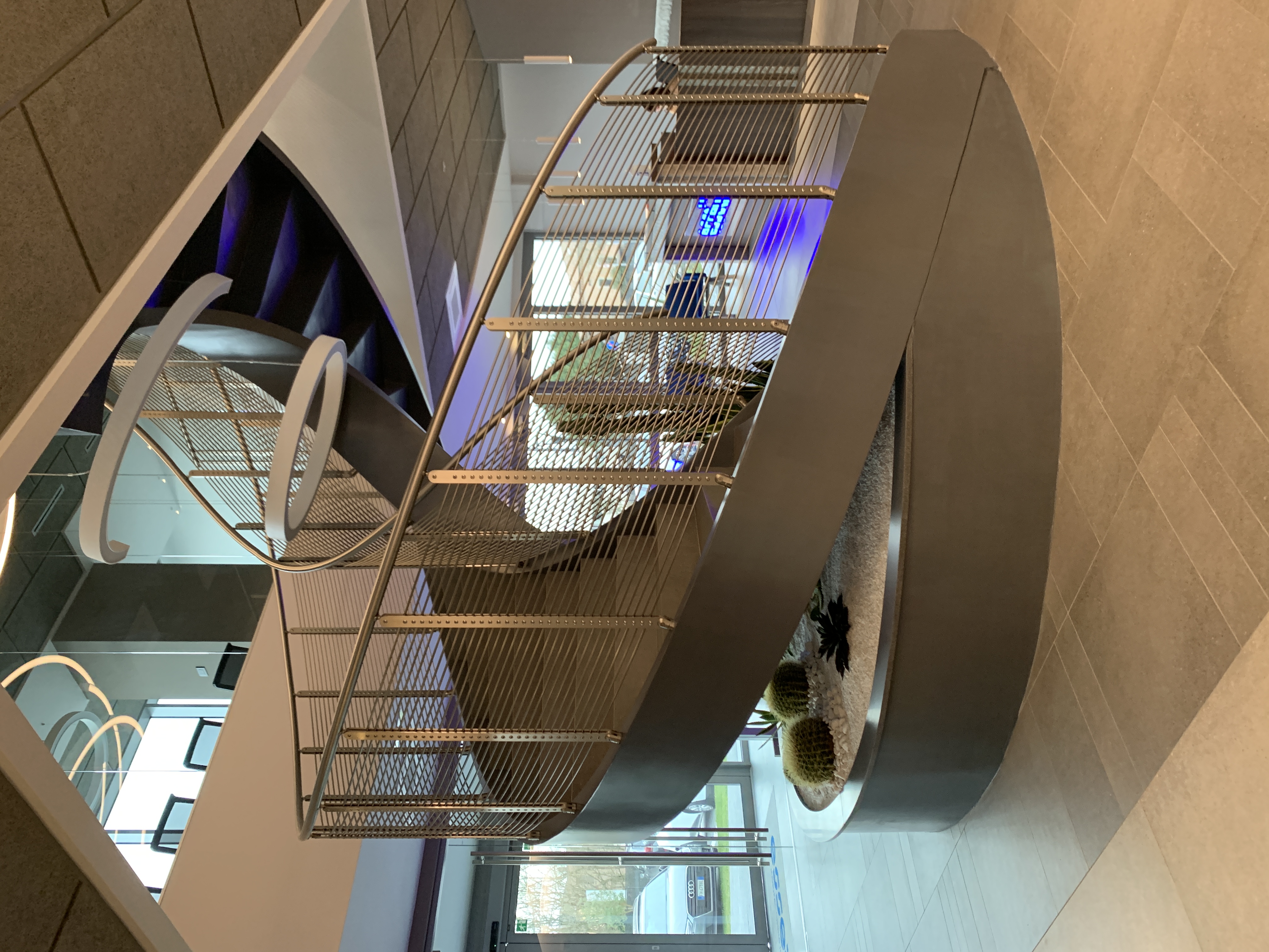 Scala interna Elicoidale in ceramica con parapetto in acciaio