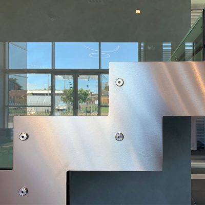 Scala interna in metallo con parapetto e gradini in vetro