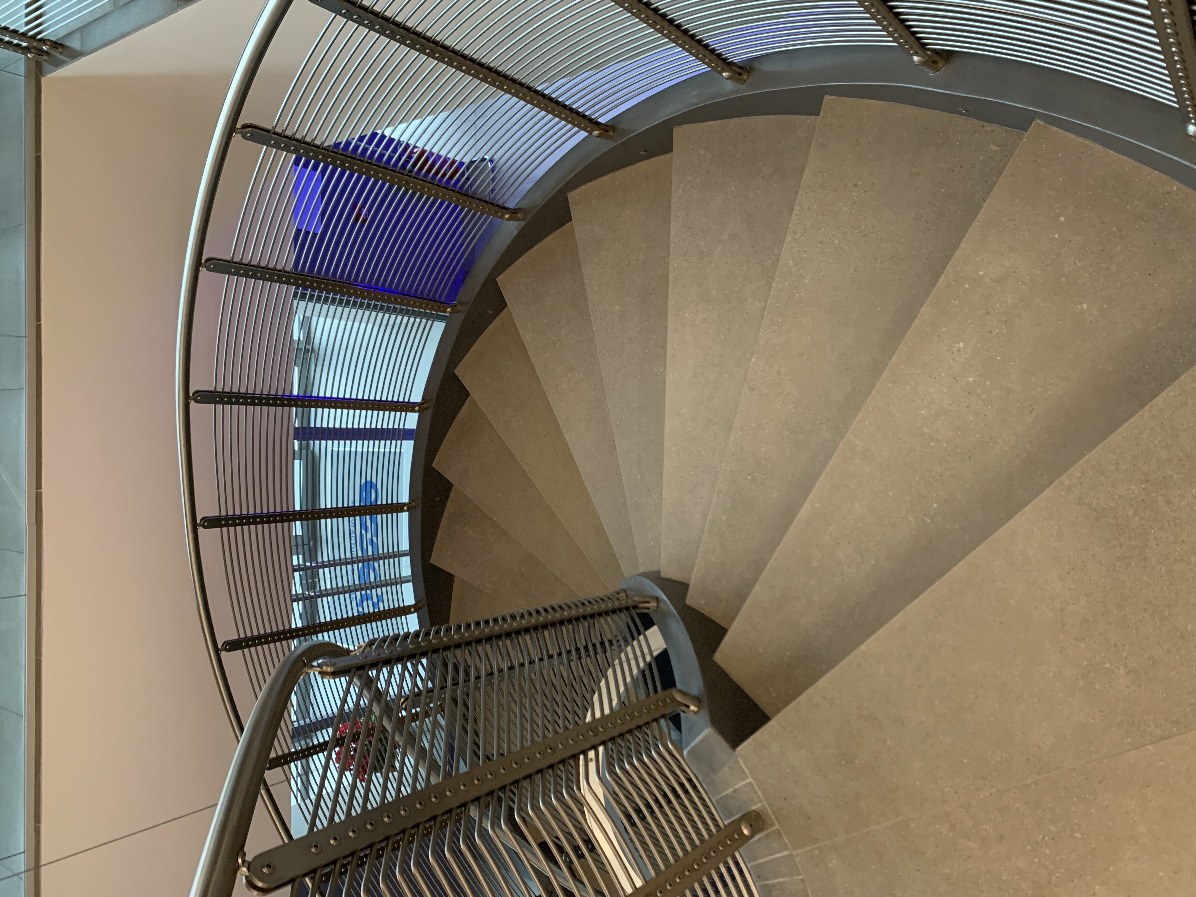 Vista gradini Scala interna Elicoidale in ceramica con parapetto in acciaio