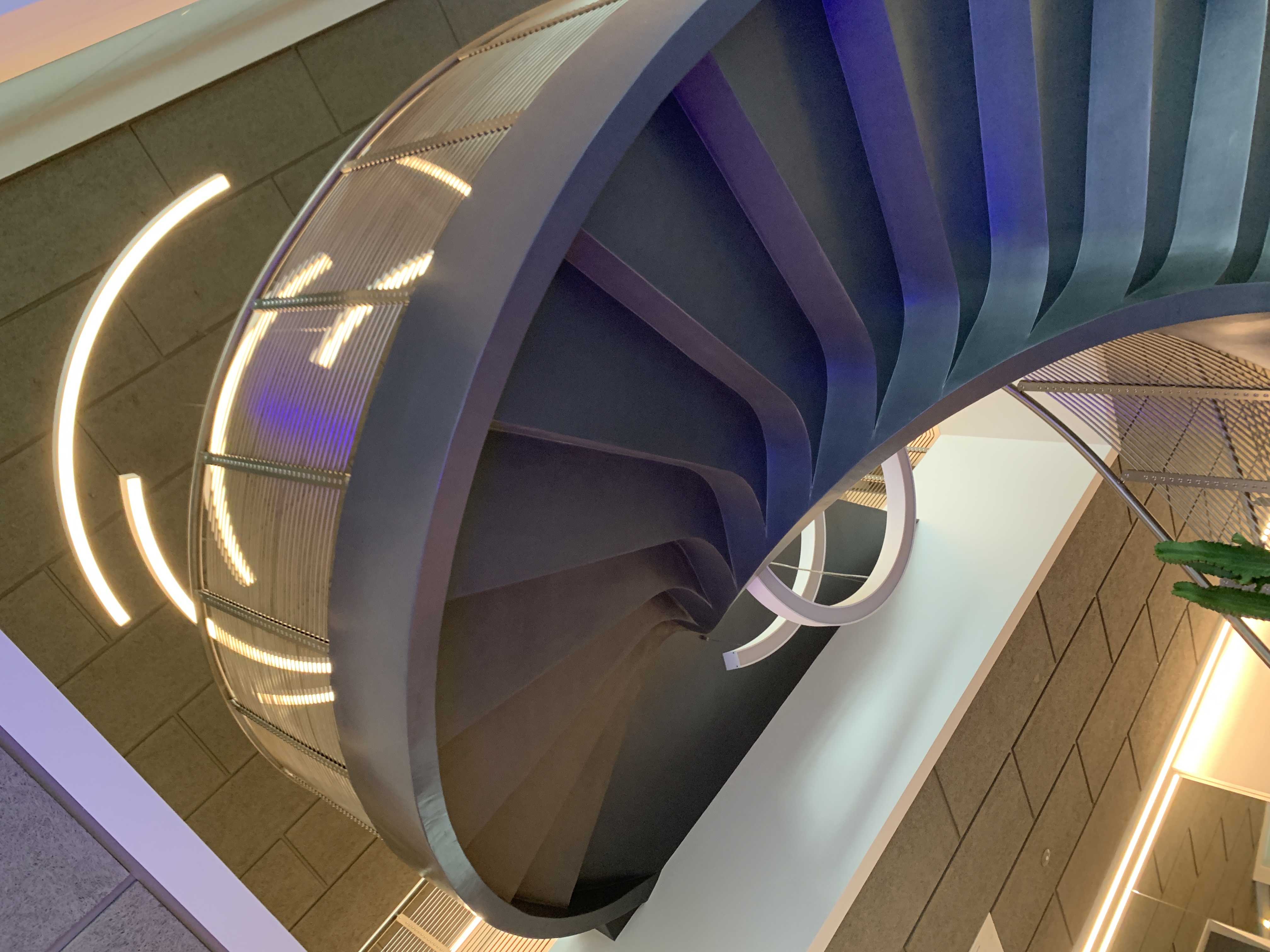 Scala interna Elicoidale in ceramica con parapetto in acciaio inox